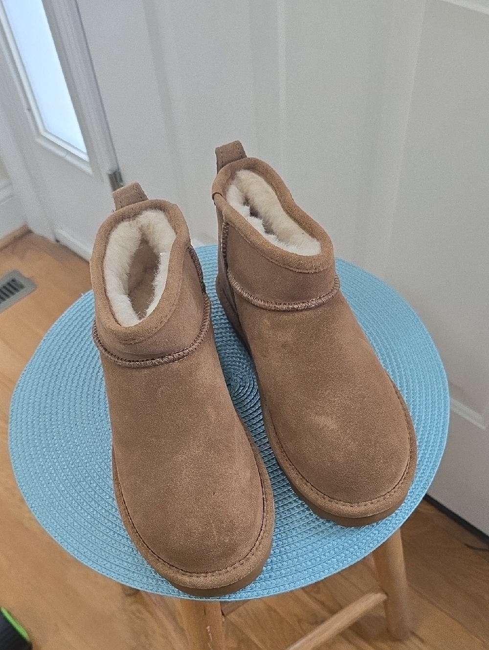 BearPaw Brand Women's Shortie Tan Suede Fleece Boots Size 9